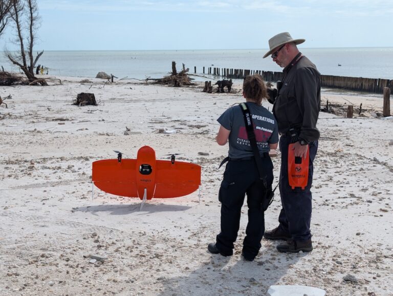 Project CLARKE: Drohnen-Training für schnelle Schadensanalyse nach Flut und Sturm Katastrophenhelfer mit Drohne am Strand – Einsatzteam von Texas A&M trainiert mit Wingtra-Drohne für das CLARKE-Projekt nach Naturkatastrophen