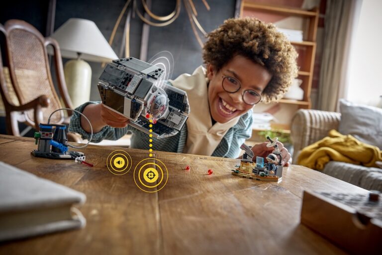 Kind spielt begeistert mit LEGO Star Wars TIE Fighter mit interaktiven Sound- und Lichtsymbolen