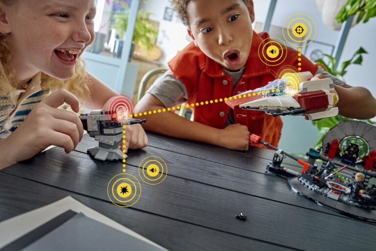 Zwei Kinder spielen eine LEGO Star Wars Gefechtsszene mit interaktiven Effekten