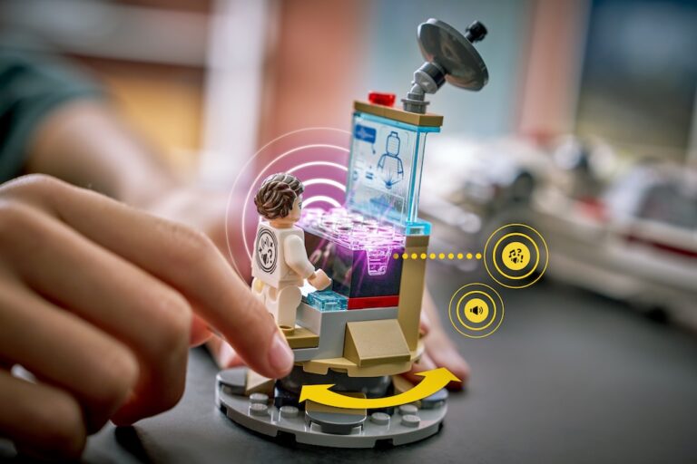 LEGO Minifigur steht an interaktiver Kommandozentrale mit SMART Play Effekten