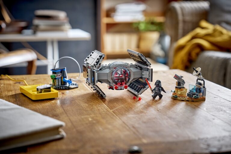LEGO Star Wars TIE Fighter mit Figuren und SMART Brick auf einem Tisch aufgebaut