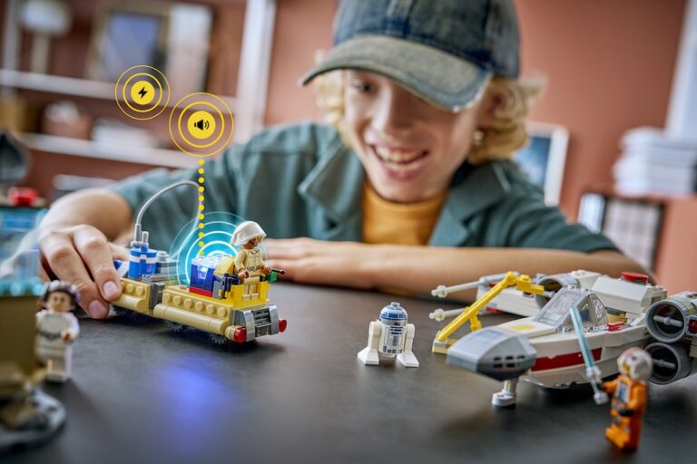 Kind spielt mit LEGO X-Wing, SMART Brick erzeugt Sound- und Lichteffekte
