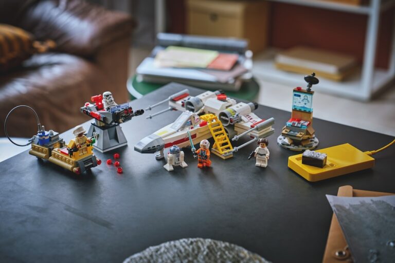 Überblick: LEGO SMART Play X-Wing Set LEGO Star Wars X-Wing Set mit Figuren, SMART Brick und Zubehör auf einem Tisch