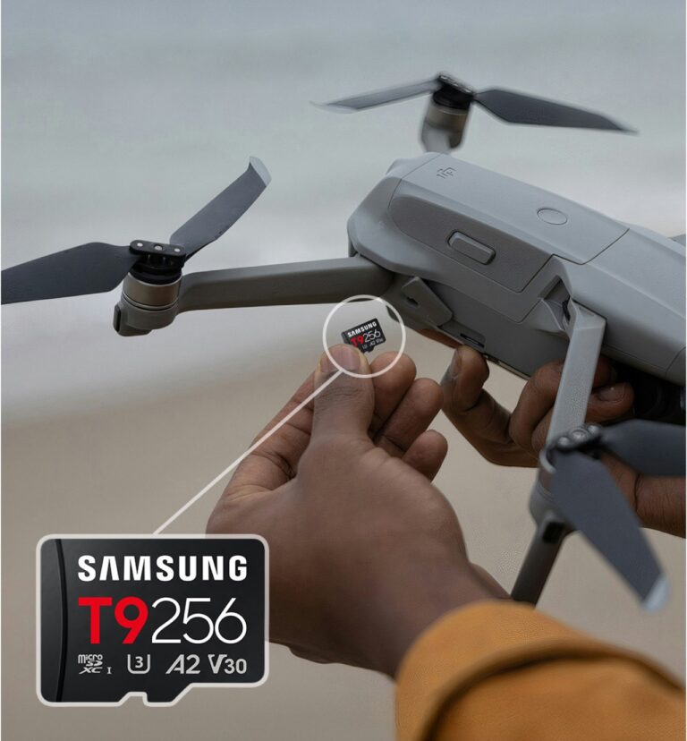 Samsung T9 microSD 256 GB – Speicherkarte für Drohnen und 4K-Aufnahmen Hand hält eine Samsung T9 microSD-Karte mit 256 GB neben einer Drohne beim Einsetzen der Speicherkarte