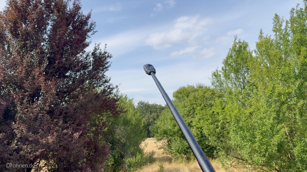 Voll ausgezogener Selfie-Stick der Insta360 X6 Insta360 X6 auf dem vollständig ausgezogenen Selfie-Stick