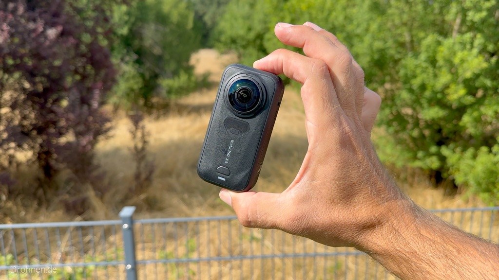 Insta360 X6 vollständig in einer Handfläche Insta360 X6 liegt komplett in der geöffneten Handfläche einer Person