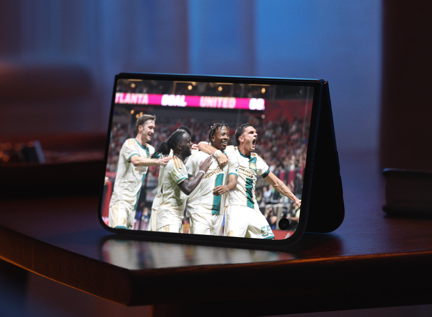 iPhone Duo: Sportstream auf dem aufgestellten Außendisplay
