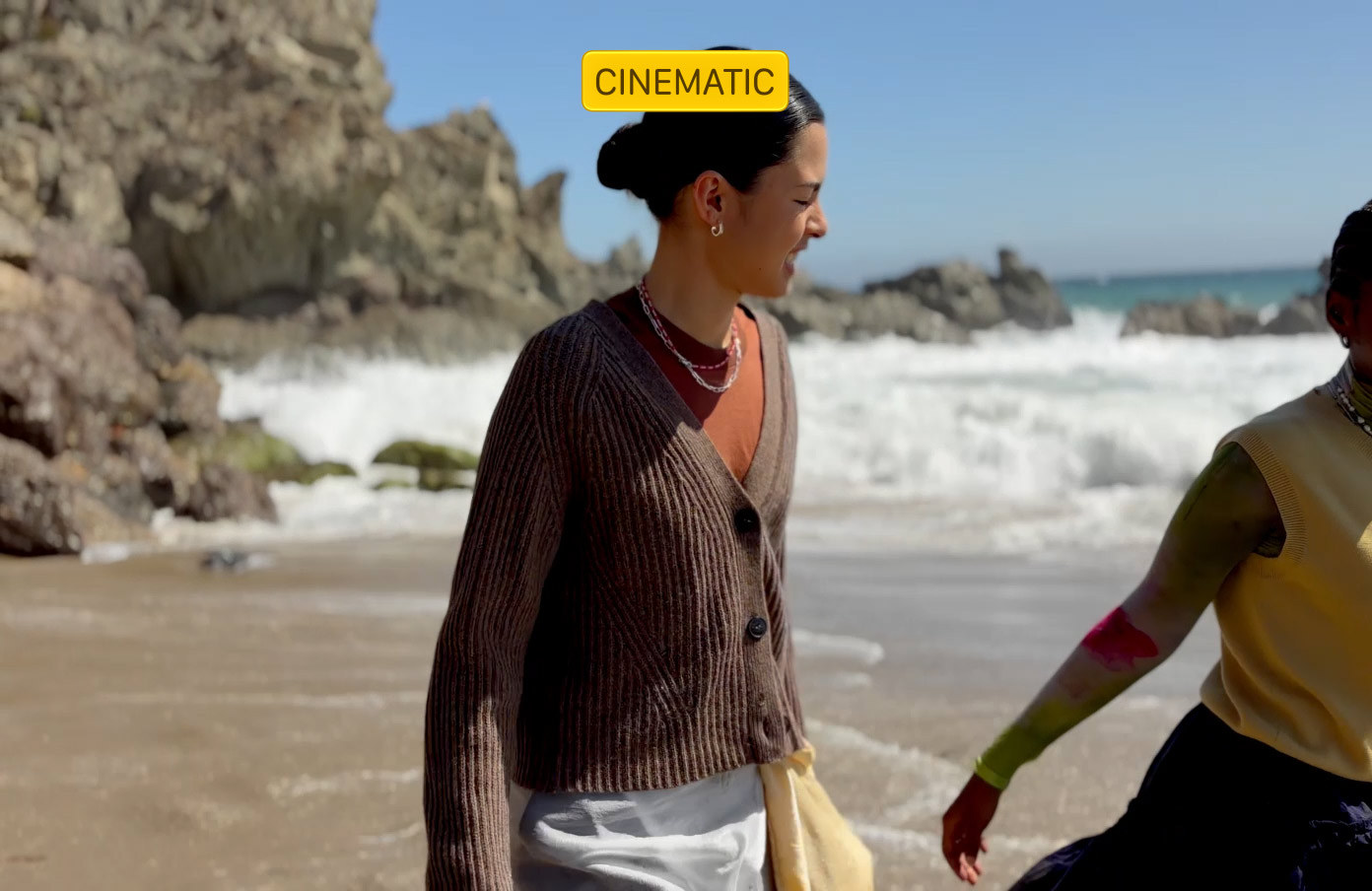 iPhone Duo: Kinomodus am Strand mit Person im Vordergrund