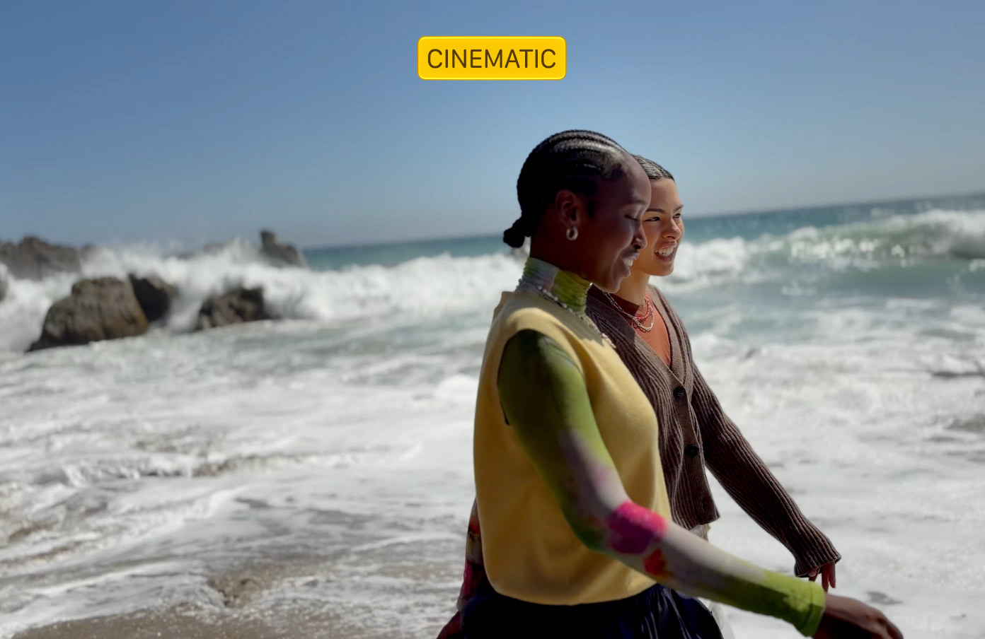 iPhone Duo: Kinomodus am Strand mit Person im Hintergrund