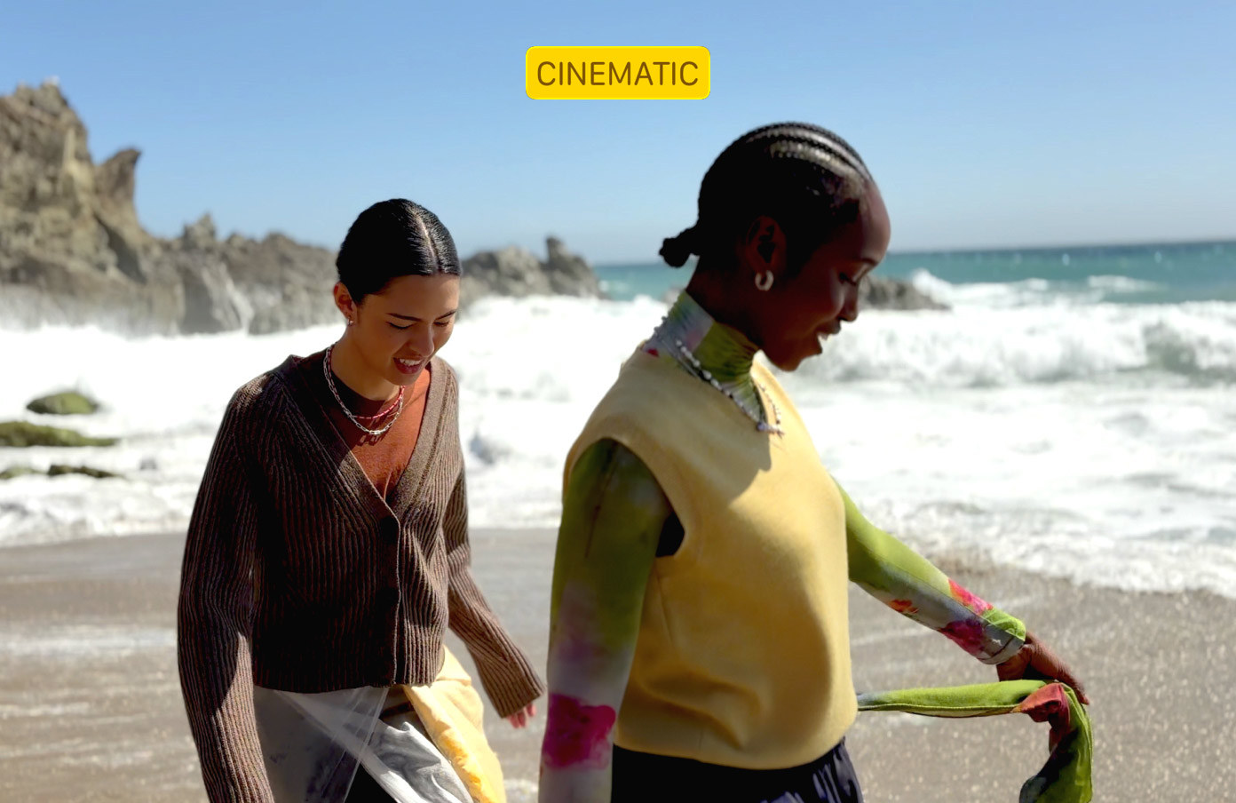 iPhone Duo: Kinomodus mit zwei Personen am Meer