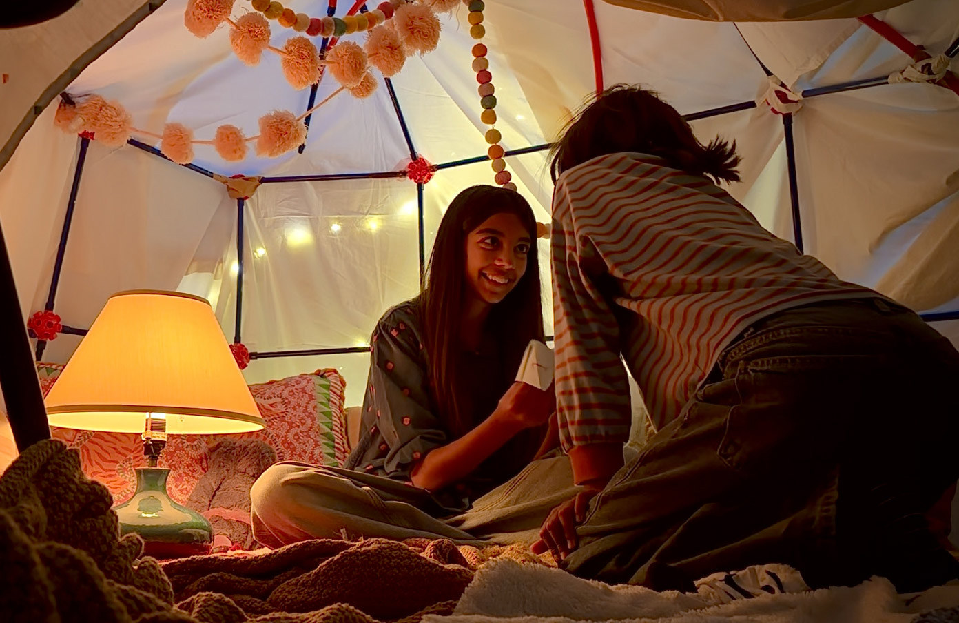 iPhone Duo: Low-Light-Videobeispiel bei warmem Licht