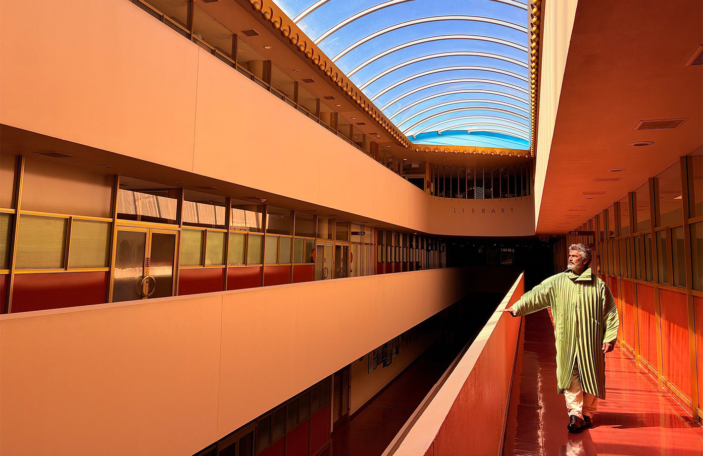 iPhone Duo: Kamerabeispiel mit Architektur und Glasdach