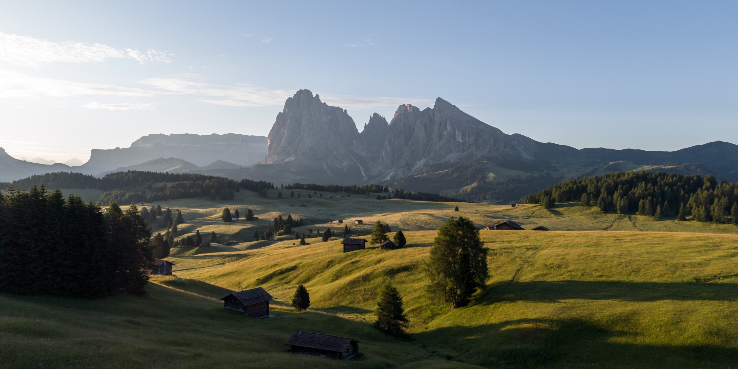 DJI Mini 5 Pro - Kamerabeispiele Landschaft und Nacht Landschaftsaufnahme einer Almwiese mit Dolomitengipfeln, fotografiert mit der DJI Mini 5 Pro