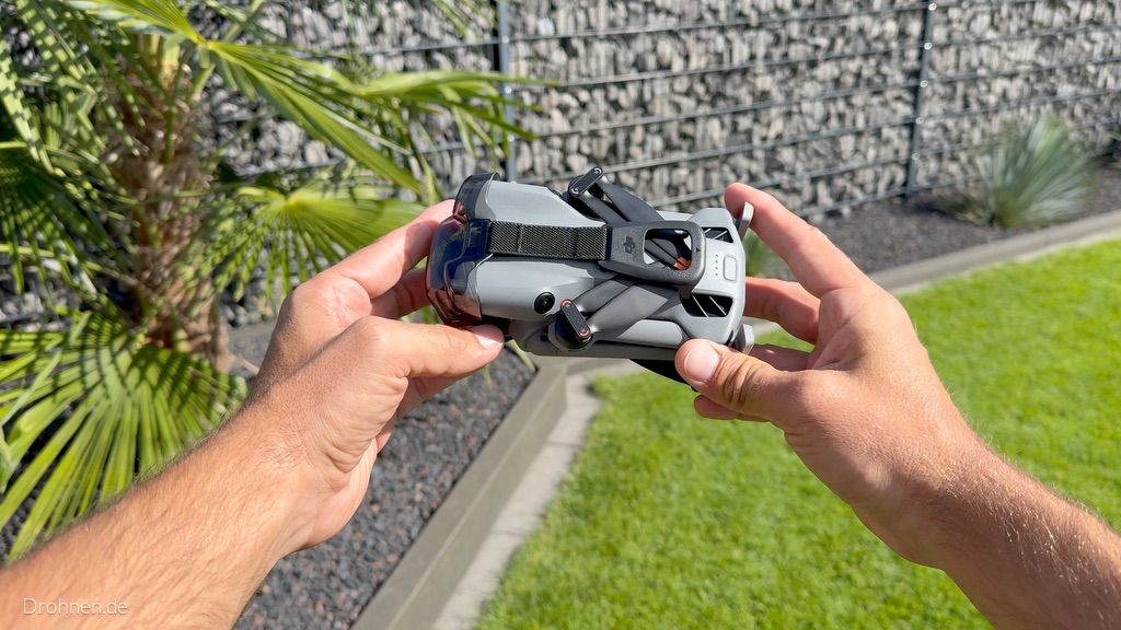 Praxistest Gefaltete DJI Mini 5 Pro wird mit beiden Händen gehalten