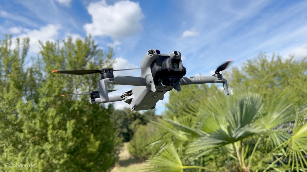 Langzeittest DJI Mini 5 Pro im Schwebeflug über einem Garten