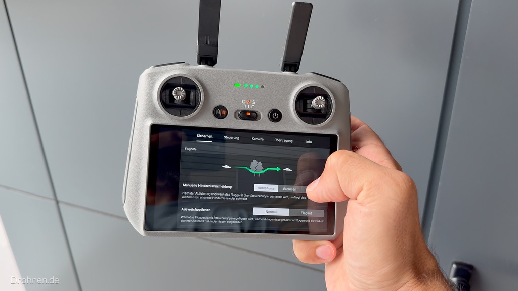 Praxistest Menü der Hindernisvermeidung auf der DJI RC 2 in der Hand