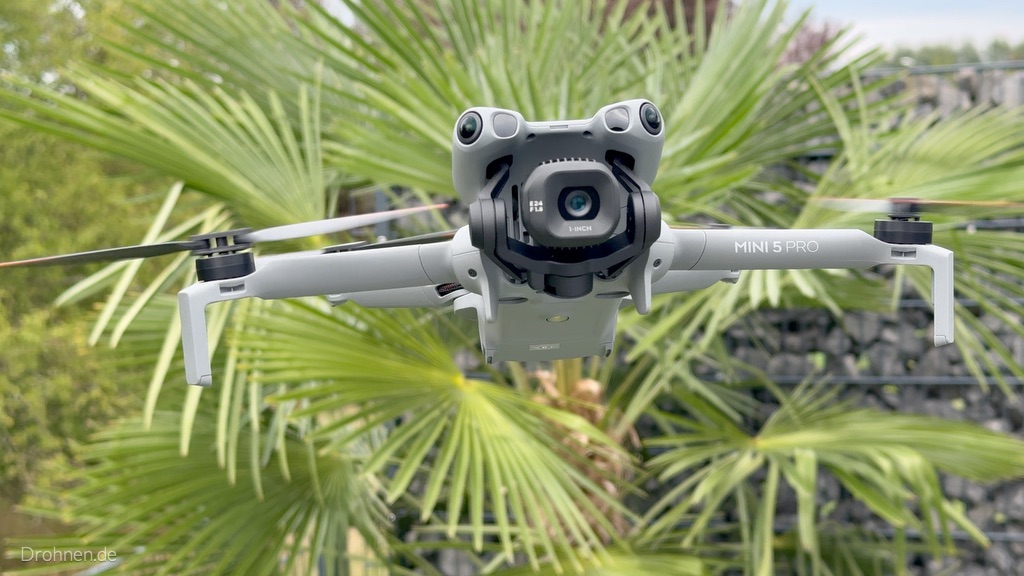 Schwebeflug der DJI Mini 5 Pro DJI Mini 5 Pro im Schwebeflug in der Frontansicht