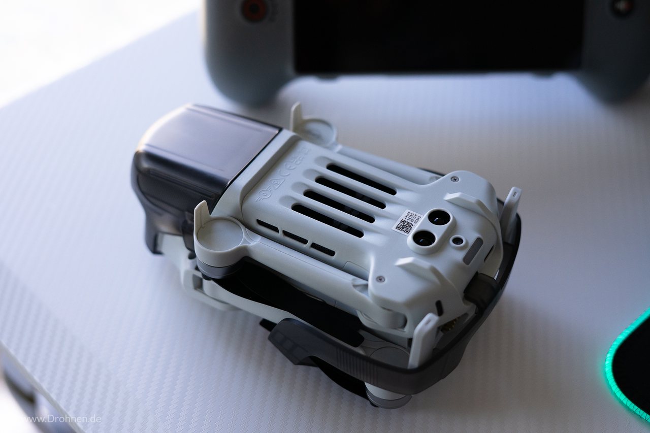 Unterseite der Potensic ATOM 3 mit Sichtsensor und Laufzeitsensor