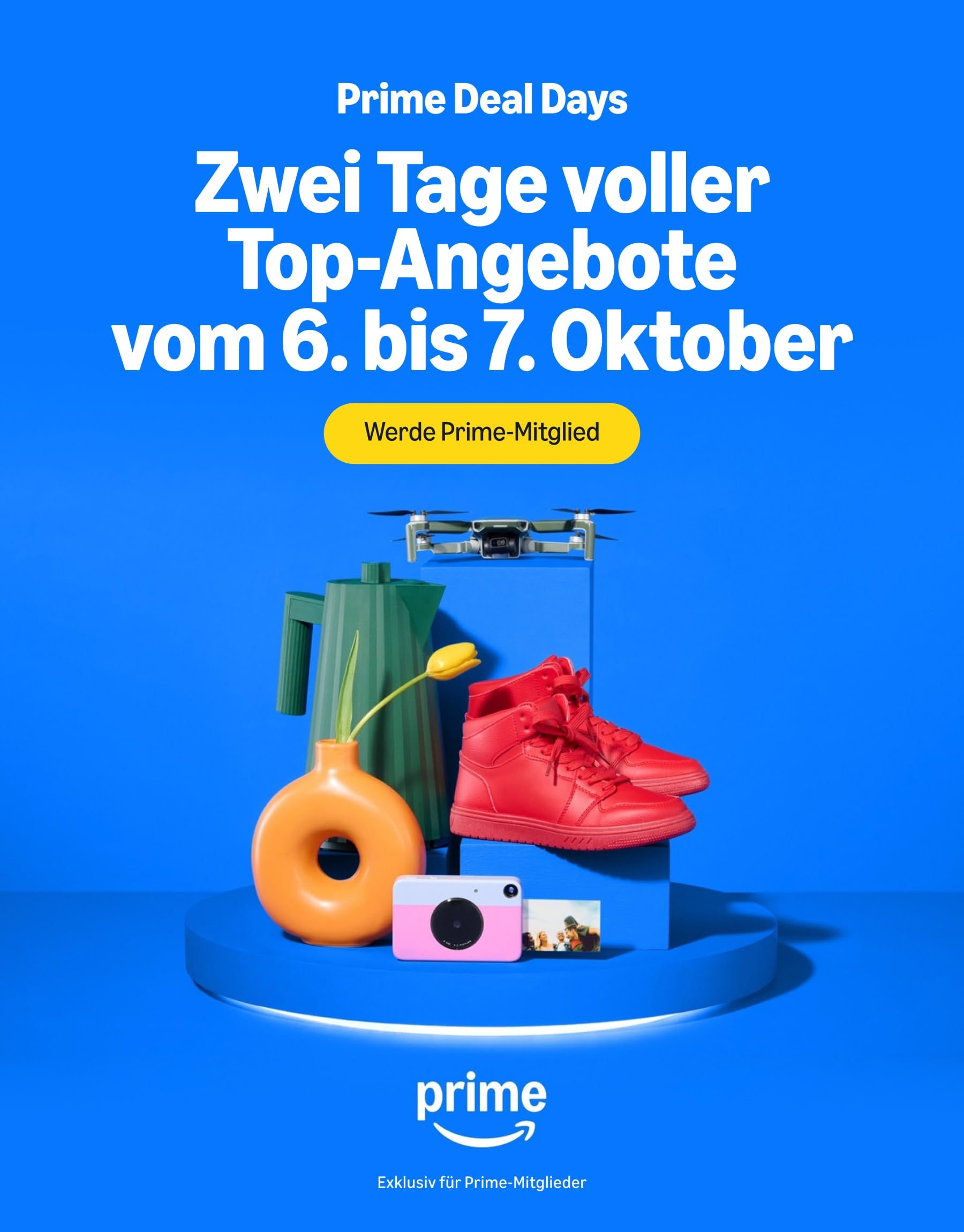 Werbemotiv zu den Amazon Prime Deal Days 2026 mit einer faltbaren Kameradrohne auf einem Podest