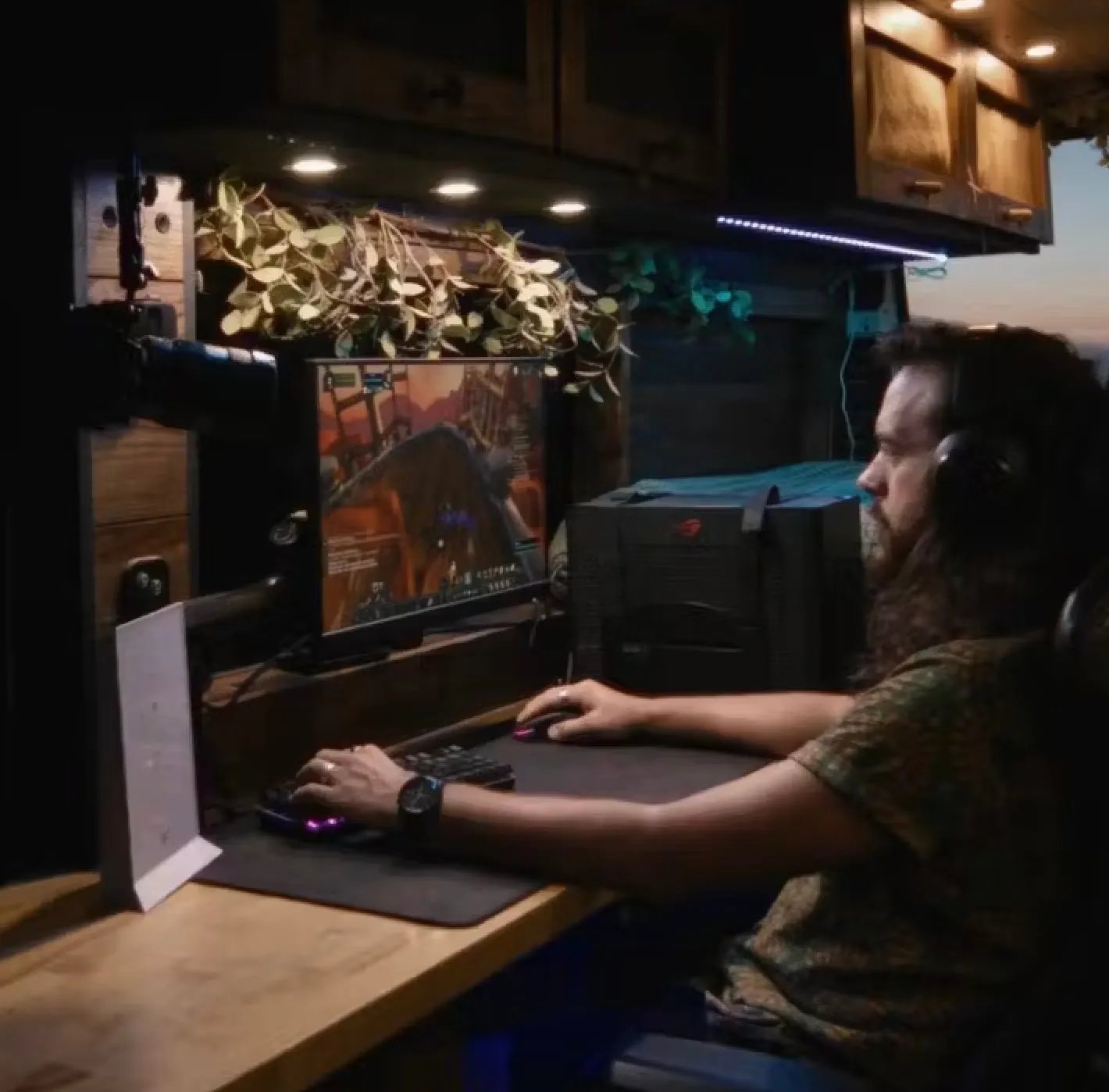Eine Person spielt an einem Computer in einem Innenraum; Motiv zum Starlink-Latenz-Update 2024.
