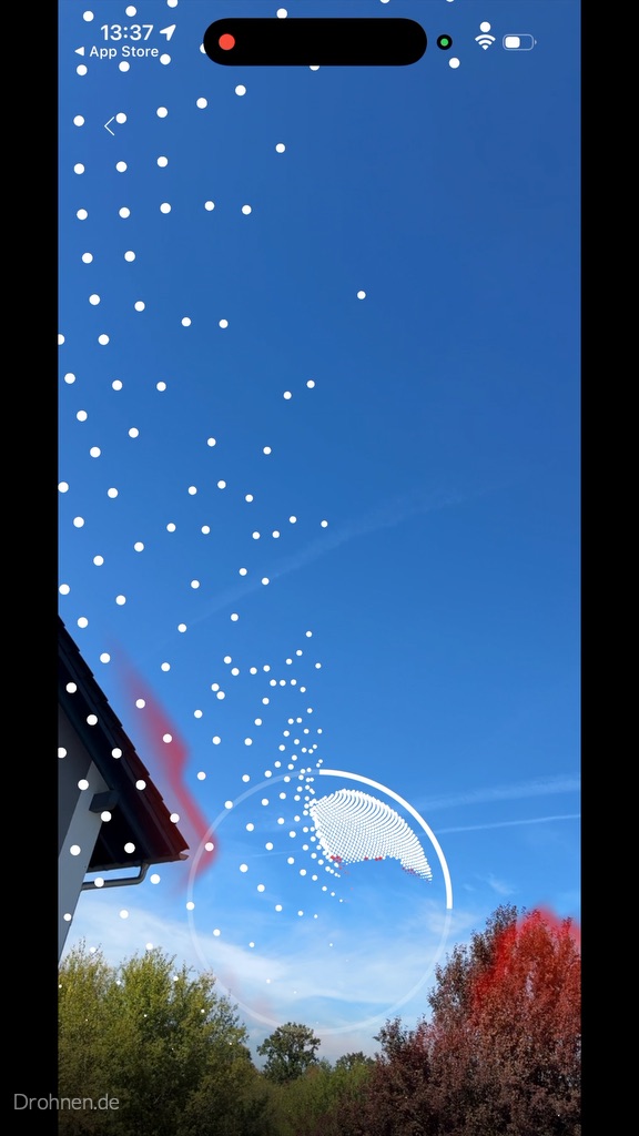 Kamerabasierter Himmelsscan mit weißen Prüfpunkten, Dachkante und Bäumen in der Starlink-App.