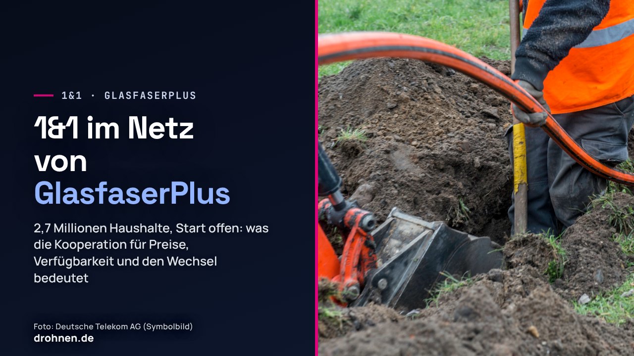 Symbolbild: Ein Bagger hebt einen Graben aus, ein Bauarbeiter in Warnkleidung führt ein orangefarbenes Glasfaser-Leerrohr, links der Titel 1&1 im Netz von GlasfaserPlus