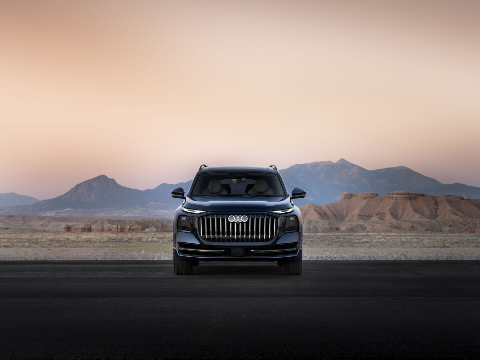 Audi Q9 in Blau als offizielle Außenaufnahme