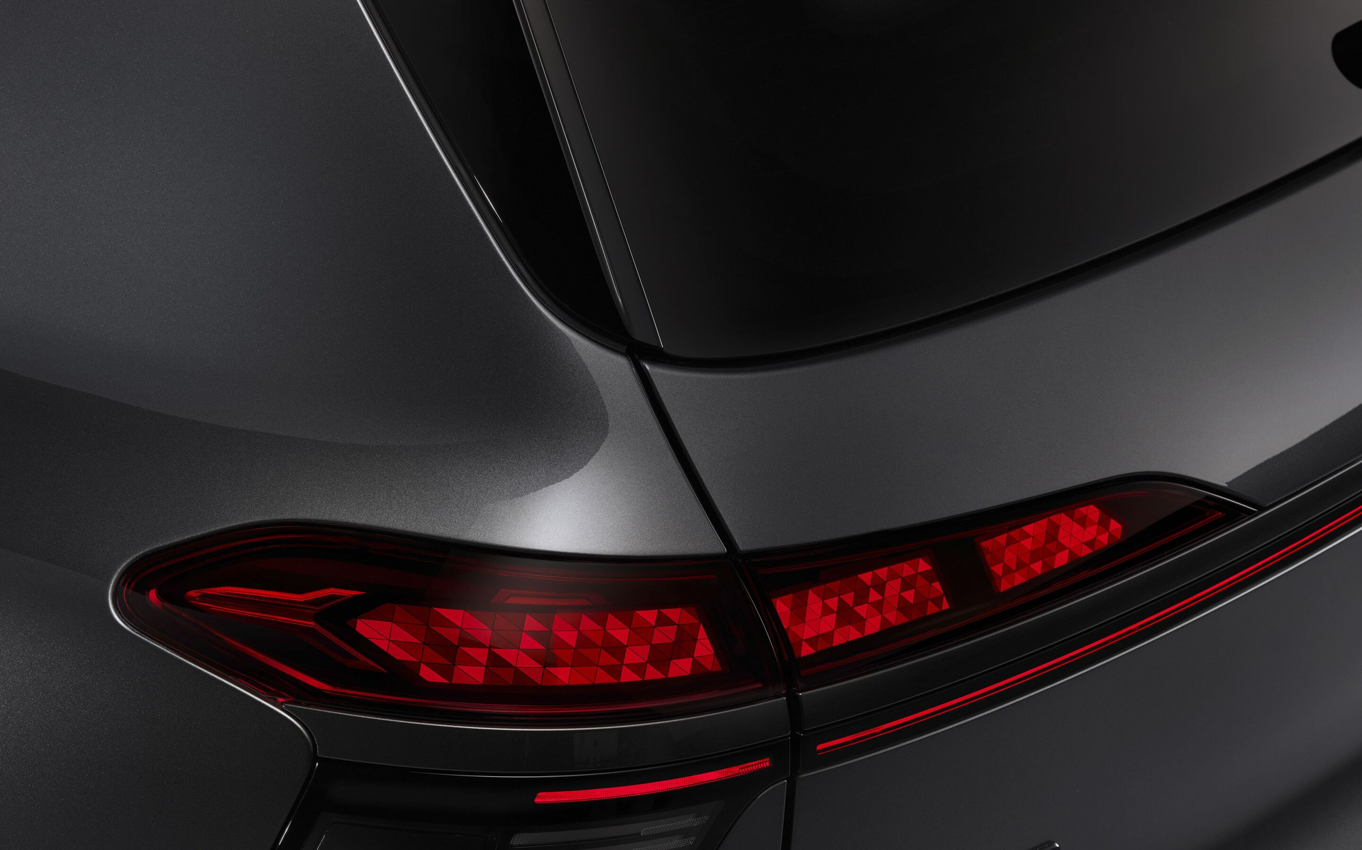 Gebogene digitale OLED-Heckleuchte des Audi Q9