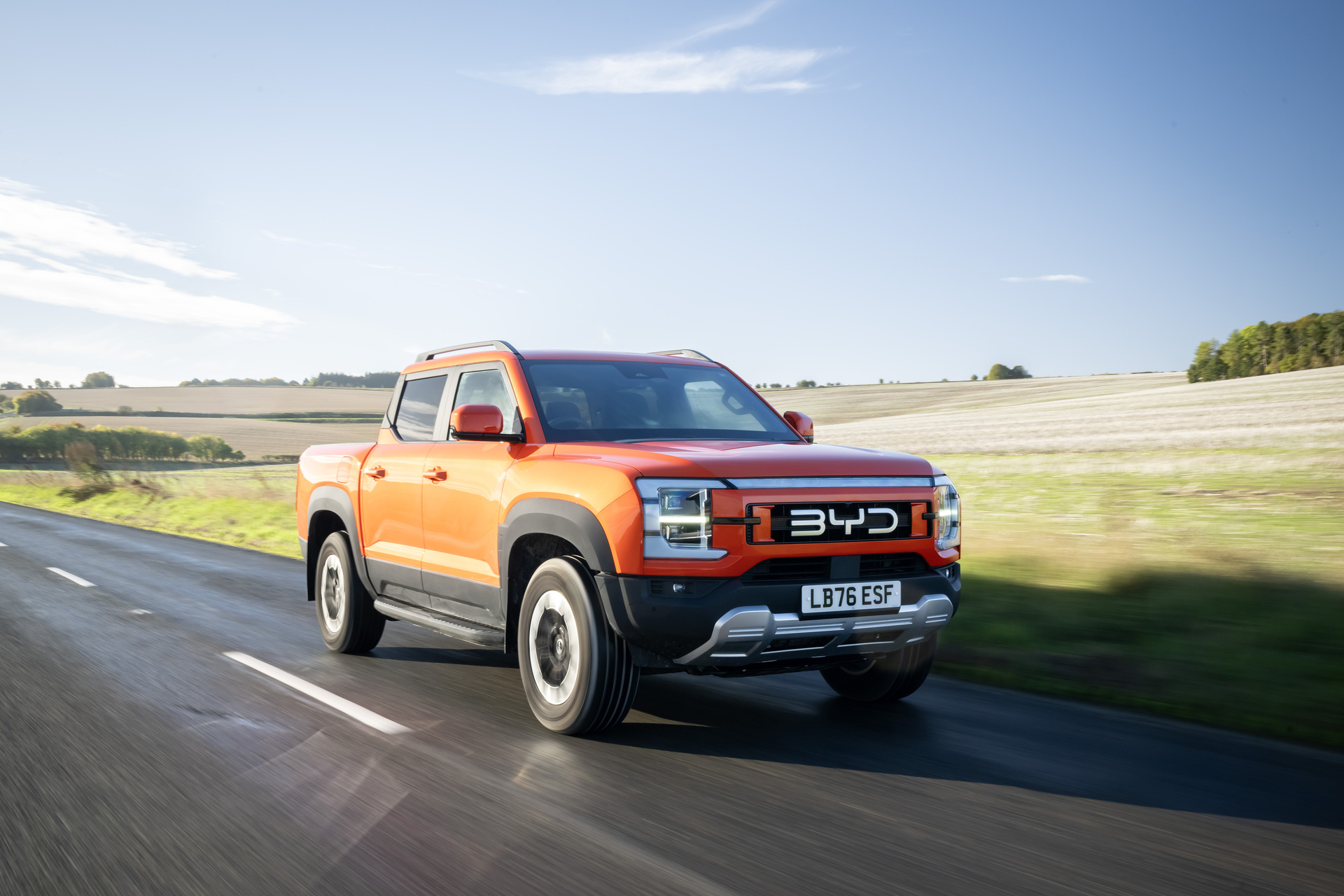 BYD SHARK in Orange im offiziellen UK-Pressepaket