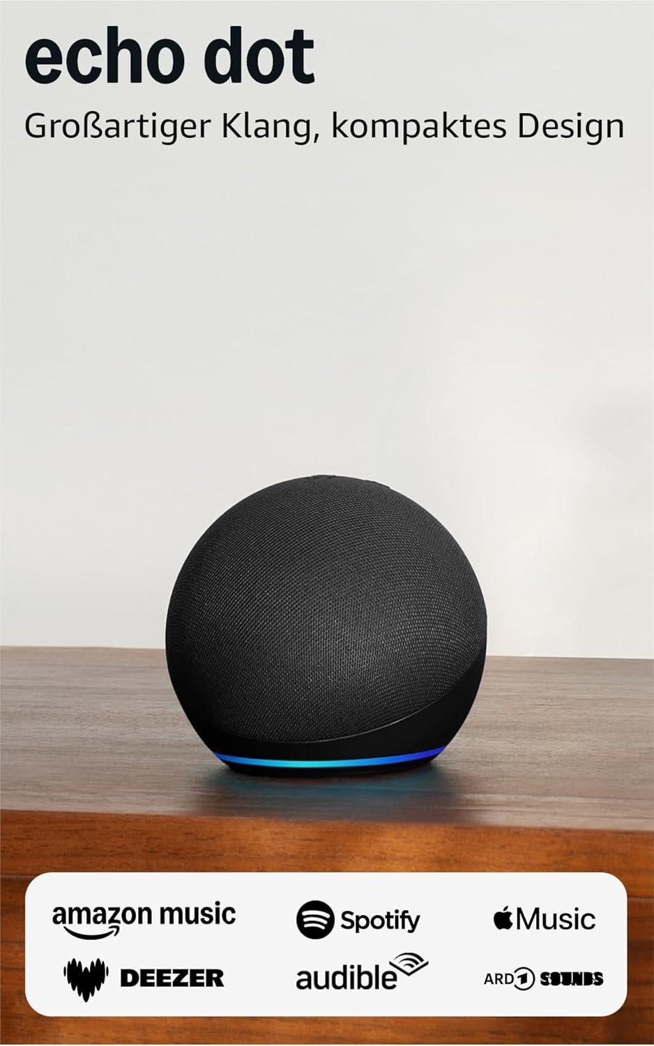 Schwarzer Amazon Echo Dot mit blauem Leuchtring auf einem Holzregal