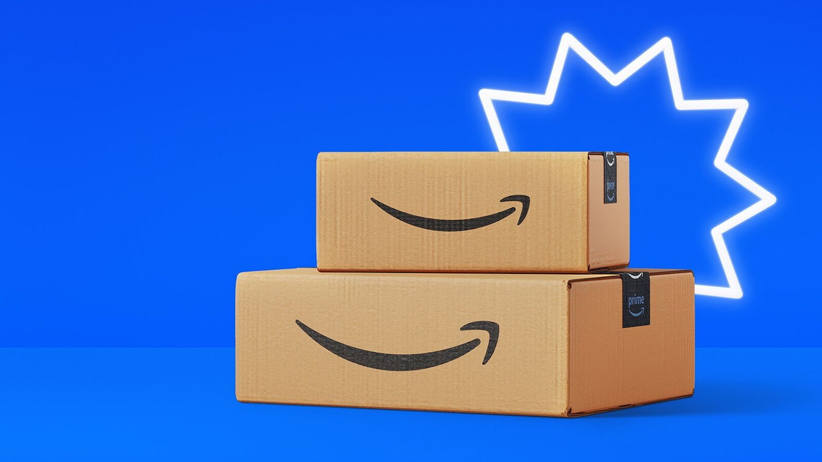 Amazon-Kartons vor blauem Neonhintergrund