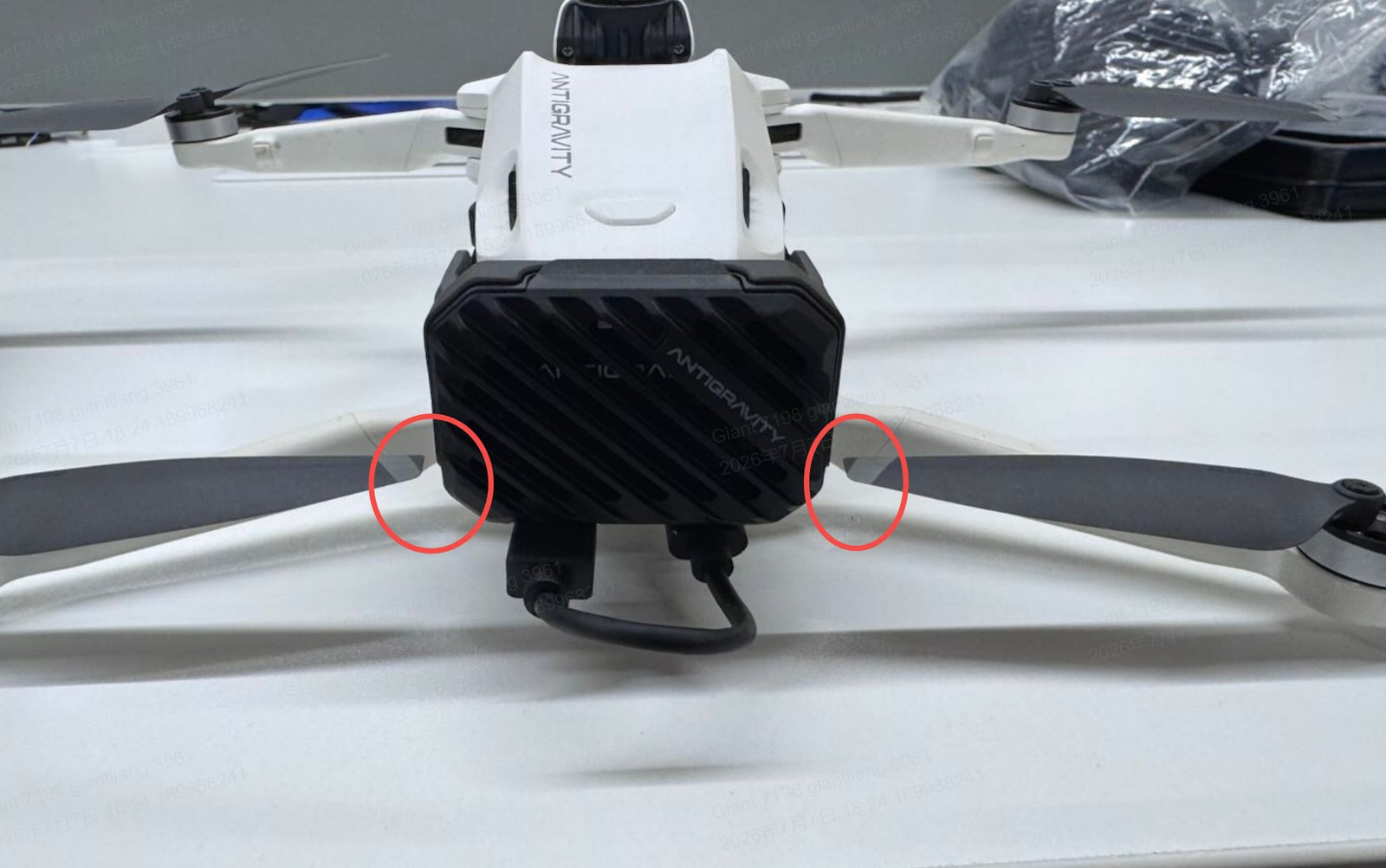 Halteclips des 4G-Mobilfunkmoduls an der Antigravity A1 markiert