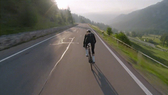 Standbild aus Herstellervideo: Radfahrer auf Landstraße aus Sicht der Antigravity A1