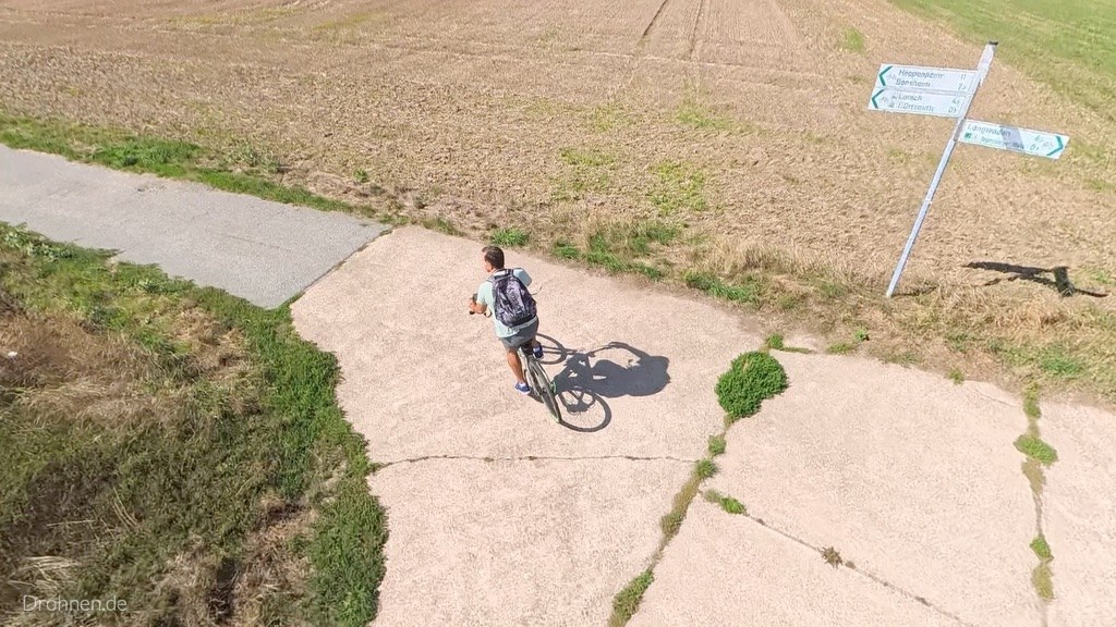 Luftaufnahme: Antigravity A1 folgt Radfahrer auf Feldweg