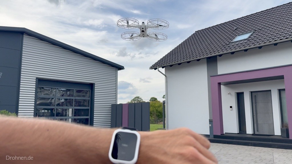 Antigravity A1 im Follow-Modus über dem Garten
