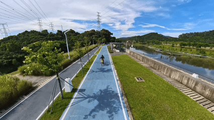 Standbild aus Herstellervideo: Antigravity A1 folgt einem Radfahrer auf einem Radweg
