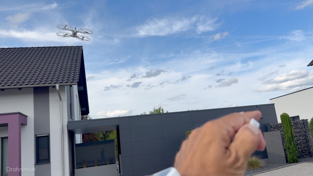 Antigravity A1 steigt nach dem Start per Ring Remote auf