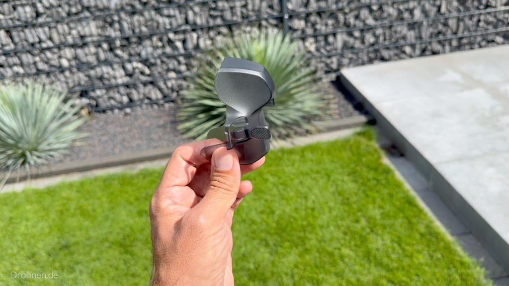 Linsenschutz-Kappe für die Antigravity A1 in der Hand