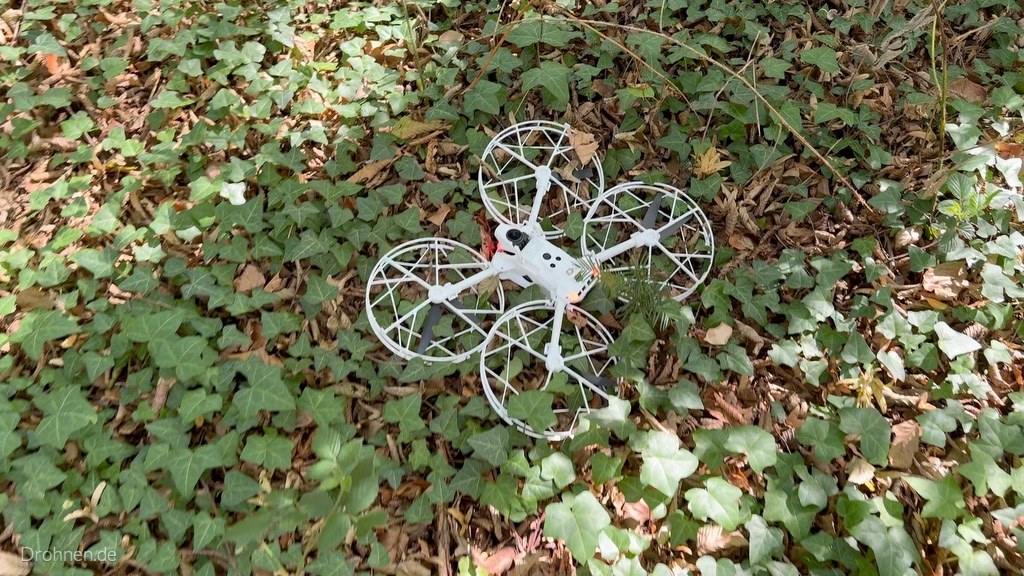 Antigravity A1 mit Propellerschutz liegt nach dem Absturz im Laub