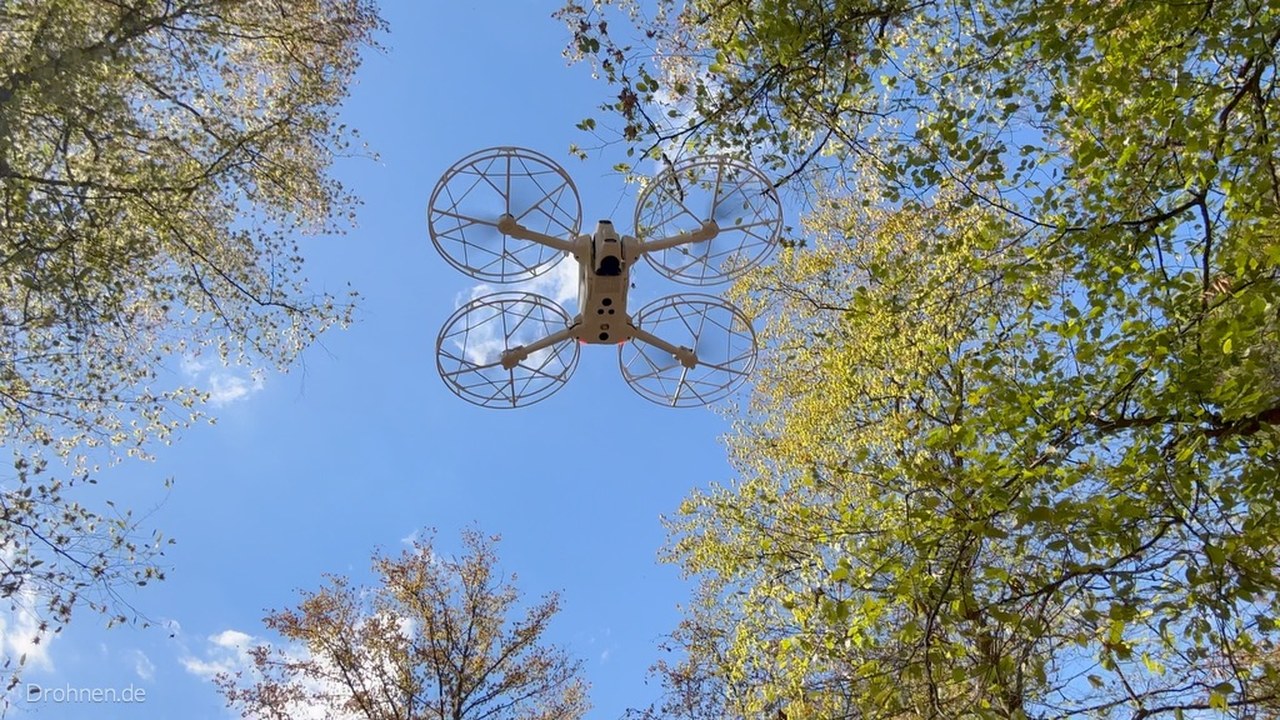 Antigravity A1 mit Propellerschutz über Baumkronen im Waldtest