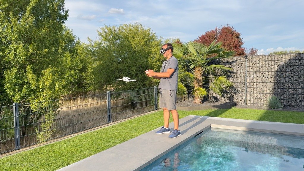 Person am Pool, Antigravity A1 folgt