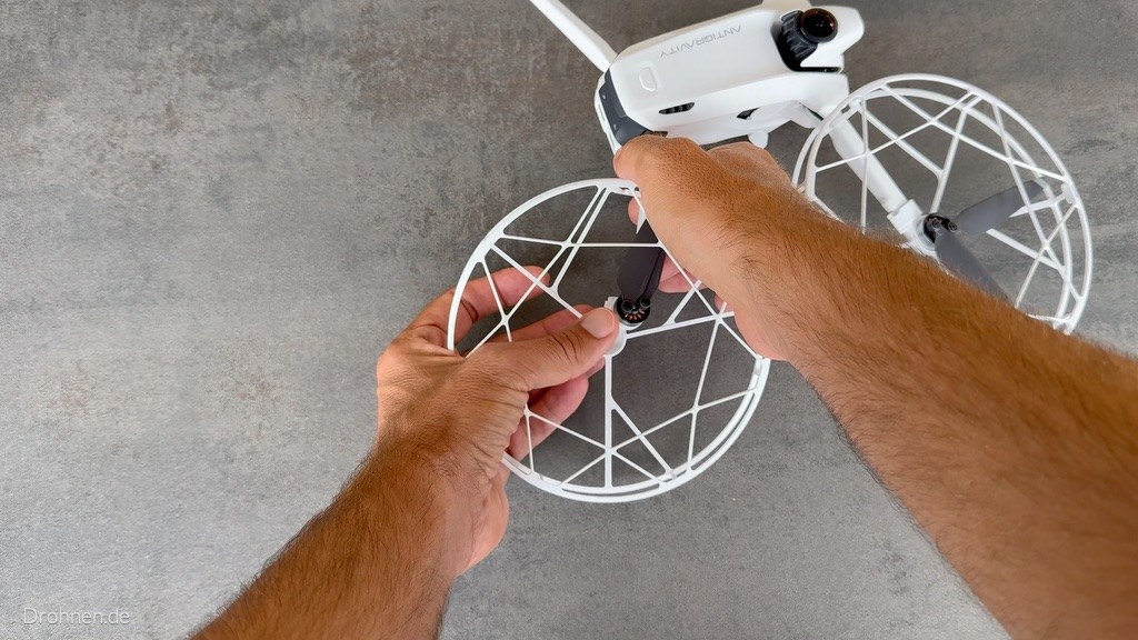 Propellerschutz wird über den Propeller der Antigravity A1 gefädelt