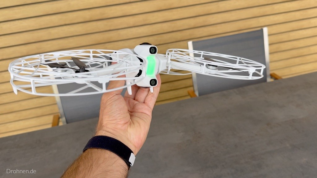 Antigravity A1 mit Propellerschutz in der Hand gehalten