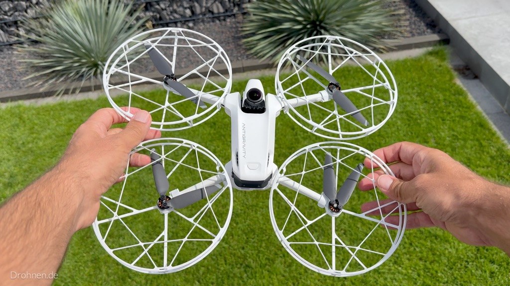 Antigravity A1 mit vier montierten Propellerschutz-Käfigen
