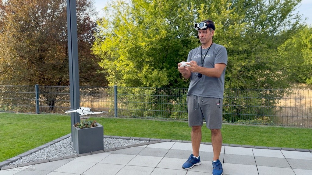 Pilot mit Antigravity Vision-Brille und Remote Controller steuert die A1