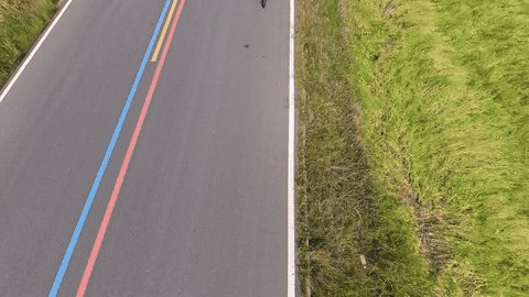 Standbild aus Herstellervideo: Top-Down-Perspektive der Antigravity A1 auf eine Straße