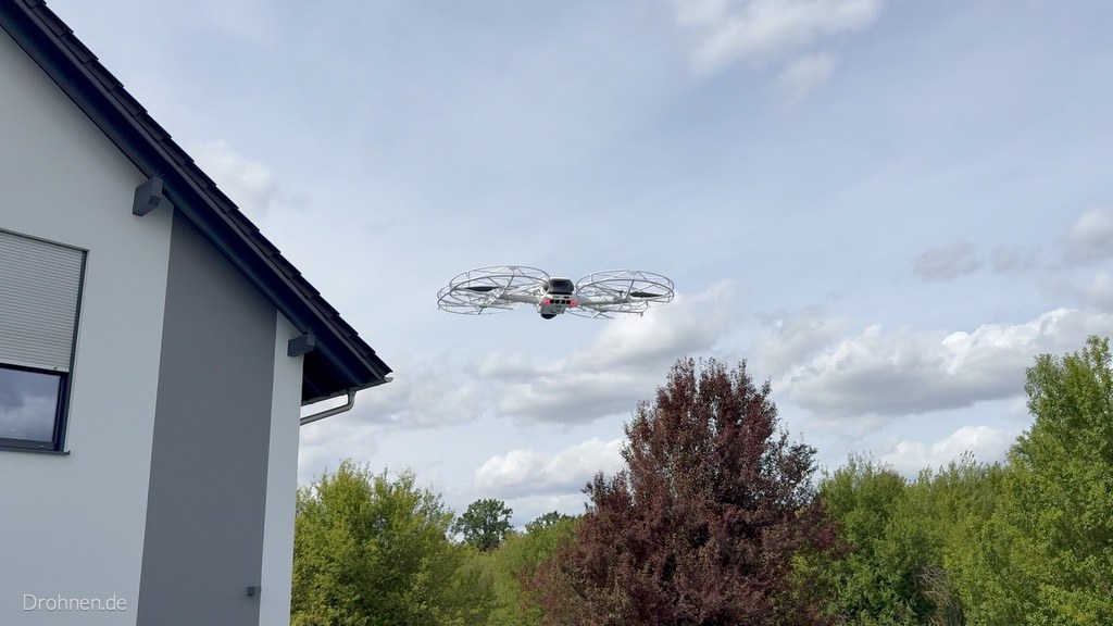 Antigravity A1 fliegt über dem Haus