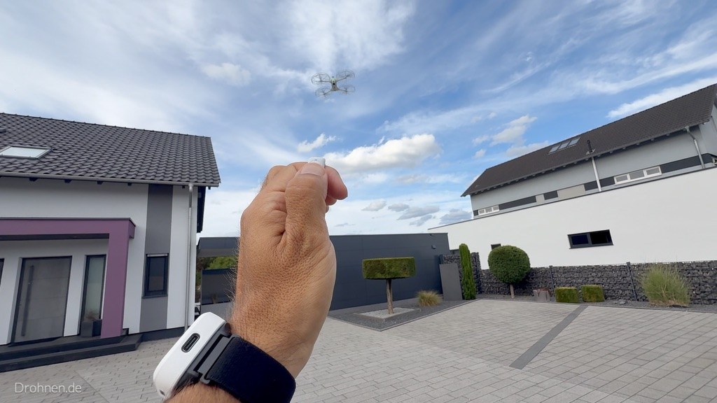 Watch Remote am Handgelenk, Antigravity A1 am Himmel