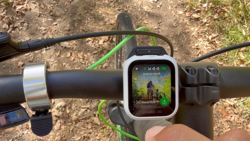 Watch Remote am Mountainbike-Lenker zeigt das Live-Tracking der Antigravity A1 während der Fahrt