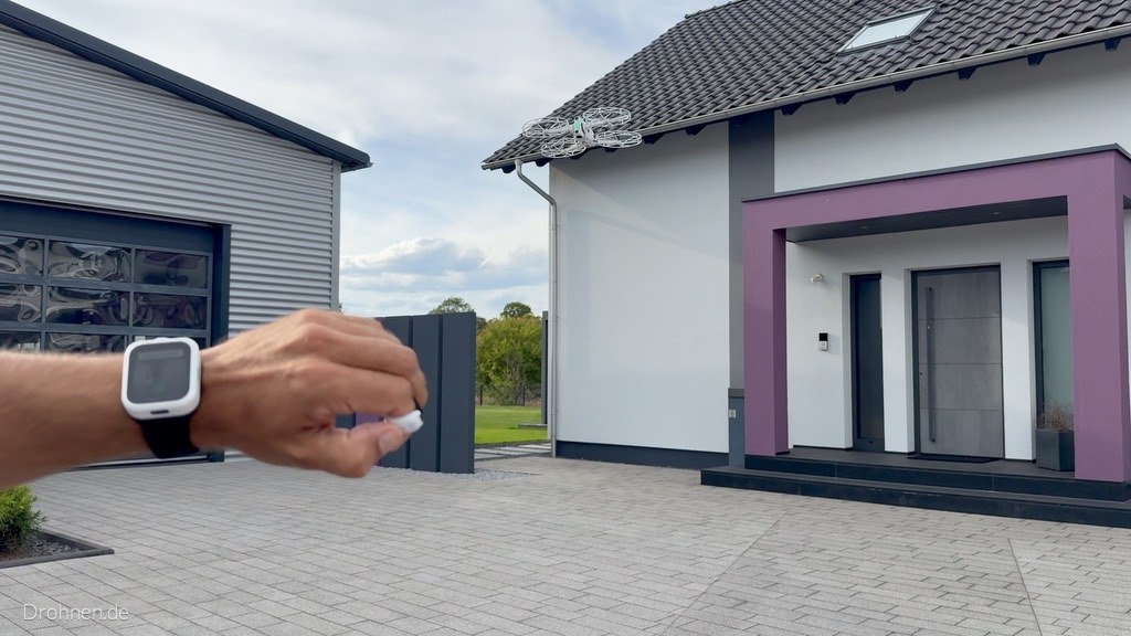 Person mit ausgestrecktem Arm und Watch Remote, Antigravity A1 fliegt